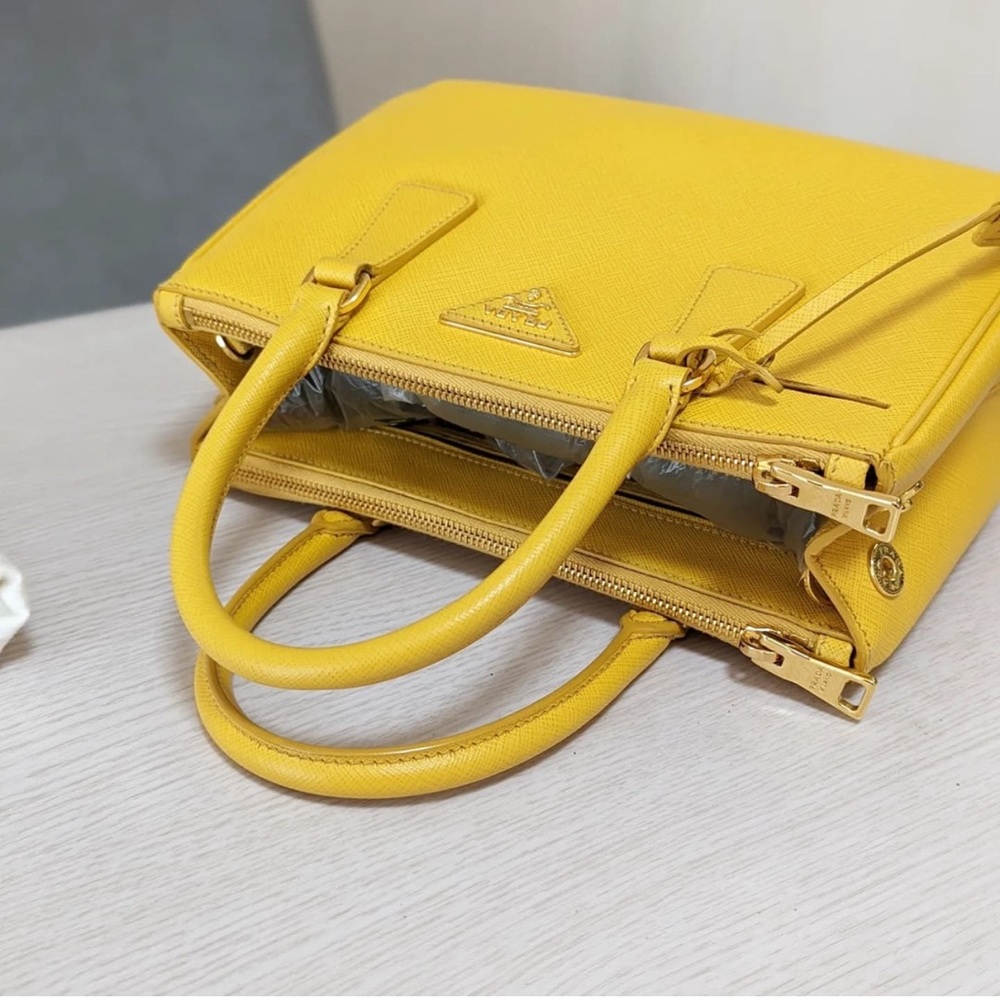 Prada Galleria Saffiano leather small-bag in Yellow - Picture 4 of 16